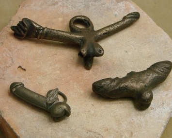 В Израиле археологи обнаружили древнеримские амулеты в форме пениса