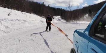 Видео: лыжник проехал по лесу вслед за дрифтящей BMW