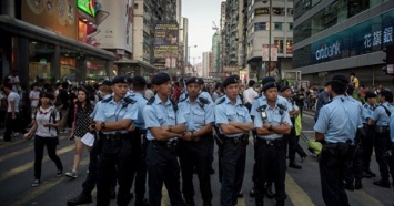 В Гонконге свыше 35 тысяч полицейских вышли на массовый митинг
