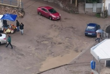 ВИДЕО: в Ялте рабочие кладут асфальт в лужи во время дождя