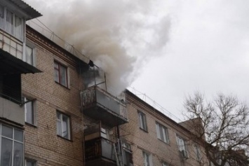 В Николаеве командир ГСЧС спас пожилую женщину, которая при пожаре едва не выпала с балкона (ФОТО)