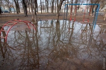 Сквер Мечникова: утонувшие детские площадки, "ровесники динозавров" и уничтоженные львы