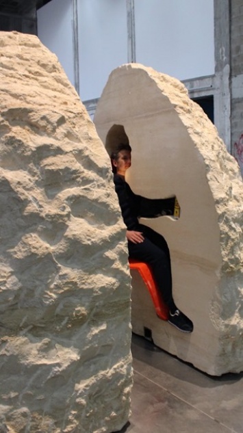 Художника из Франции замуровали в 12-тонном камне