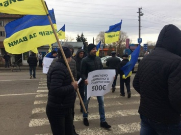 Авто с иностранными номерами заблокировали украинские границы