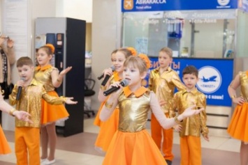 В аэропорту Симферополя пассажиров угощали блинами и развлекали песнями (ФОТО)