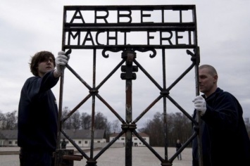 В бывший концлагерь Дахау вернули украденные ворота с надписью "Arbeit macht frei"