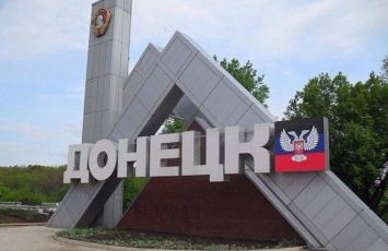 Школы Горловки и Донецка "украсили" табличками убитых боевиков: висят на двухметровой высоте