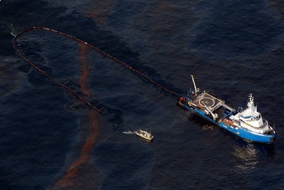 Турецкое судно разлило нефть в районе Мариуполя