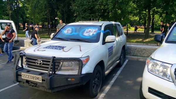 В Донецке сгорели 6 машин наблюдателей ОБСЕ