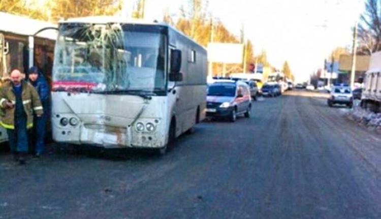 В Самаре пассажирский автобус Hyundai с пассажирами врезался в столб