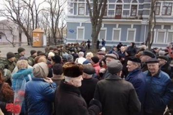 Одесских сепаратистов по несколько человек начали пускать к заминированному памятнику (ВИДЕО)
