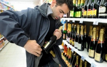 В Каховке из супермаркетов воруют алкоголь
