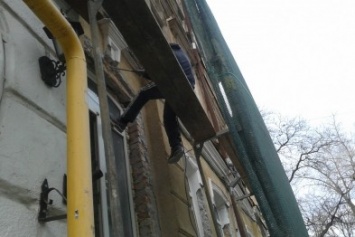На Дворянской одесские строители уничтожают старинное здание (ФОТО)