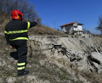 В Италии огромный оползень разделил поселок, разрушив дома