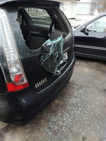 В Киеве неизвестные массово бъют стекла автомобилям на стоянках