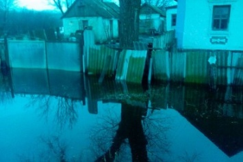 Оттепель в Доброполье: спасатели продолжают откачивать воду из жилых дворов