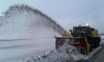 На трассах Николаевщины дорожники ведут работы по спуску воды