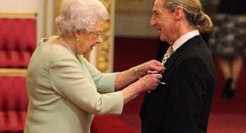 Королева Елизавета II наградила орденом своего парикмахера