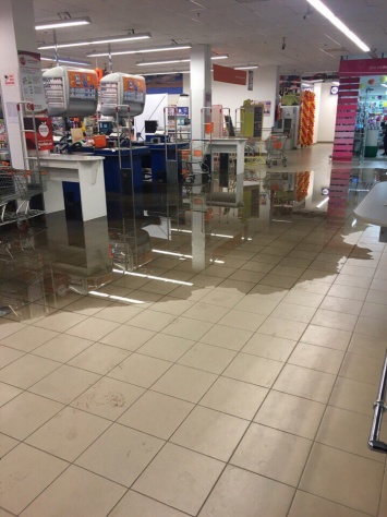 В Запорожской области затопило первый этаж торгового центра (фото, видео)