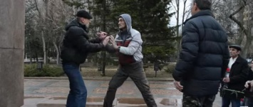 Украинский нацист, топтавшийся по цветам на памятнике героям Великой Отечественной, получил отпор в Николаеве