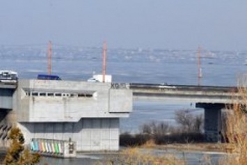 В Николаеве патрульные отговорили 18-летнюю девушку прыгать с Ингульского моста