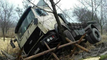 Возле Мариупольского блокпоста перевернулся грузовик: есть пострадавшие