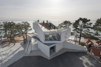 Оригинальная геометрия и ничего лишнего: огромное кафе на корейском побережье