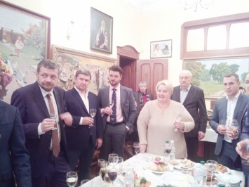 Появились фото с дня рождения Ющенко с Ляшко и "поющим ректором"