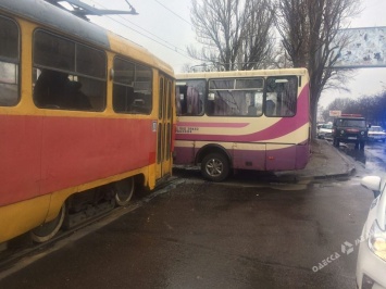 В Одессе трамвай протаранил маршрутку (фото)