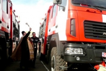 Грузовики и трактор одесских спасателей освятил водой и благословил священник (ВИДЕО)
