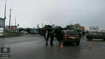 В Харькове ДТП с участием военных: Hyundai не пропустил колонну техники (ФОТО)
