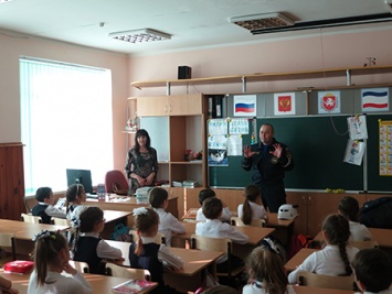 Спасатели «КРЫМ-СПАС» продолжают проводить уроки безопасности для школьников
