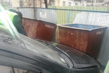 В Мариуполе Шевроле влетел в мусорные баки (Фотофакт)