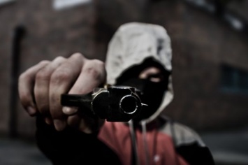 Вооружен и очень опасен: в Шевченковском районе запорожец стрелял в женщину и угрожал гранатой