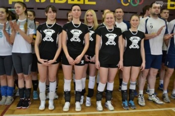 В Каменском открылся турнир по волейболу