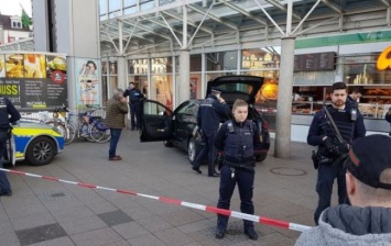 В Германии автомобиль врезался в толпу, есть раненые