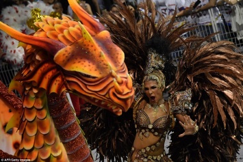 В Бразилии красочный карнавал стартовал с курьезами: Мэр Рио отказался участвовать в открытии, а в Сан-Паоло дождь затопил улицы