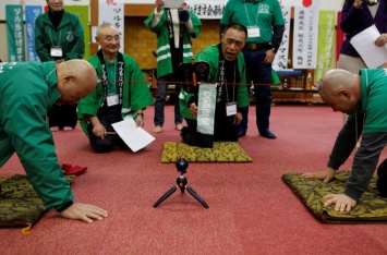 Облысевшие японцы придумали соревнование друг для друга