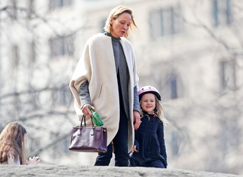 Ума Турман на прогулке с 4-летней дочерью Луной