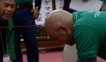 В Японии создали спортивный клуб для лысых, перетягивающих прикрепленные к голове веревки