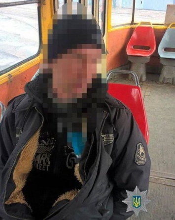 В Запорожье кондуктор трамвая выбила деньги из рук мужчины