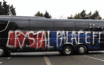 Фанаты Кристал Пэлас по ошибке испортили автобус своей же команды