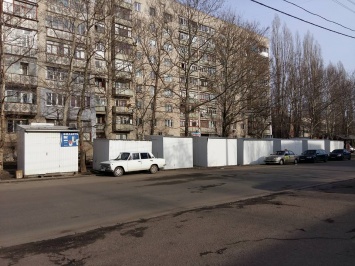Жители Николаева жалуются на череду ларьков, «выросших» на улице Крылова: «Из окна открывается отличный вид»