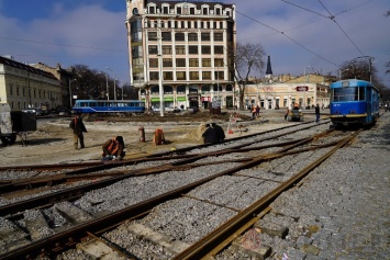 Работы на Тираспольской площади вышли на финишную прямую: укладывают брусчатку и поправляют рельсы