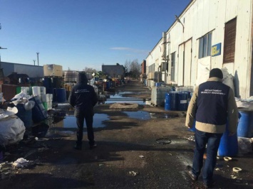 В Черкасской обл. полицейские обнаружили факт ненадлежащего хранения опасных отходов
