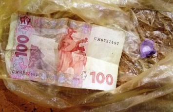 В Запорожье в сигаретах нашли деньги и наркотики