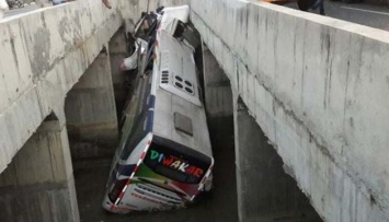 В Индии автобус упал в канал: восемь погибших, 30 раненых