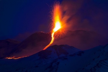 На Сицилии началось извержение вулкана Этна, эвакуация пока не объявлена