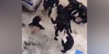 Массовая драка полицейских с жителями Дагестана попала на видео