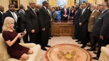 Фото советницы Трампа в Овальном кабинете возмутило соцсети